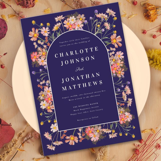Convite Marinho de flor selvagem Casamento outono de laran (Wildflower arch elegant script navy blue burnt orange terracotta fall wedding invitation )