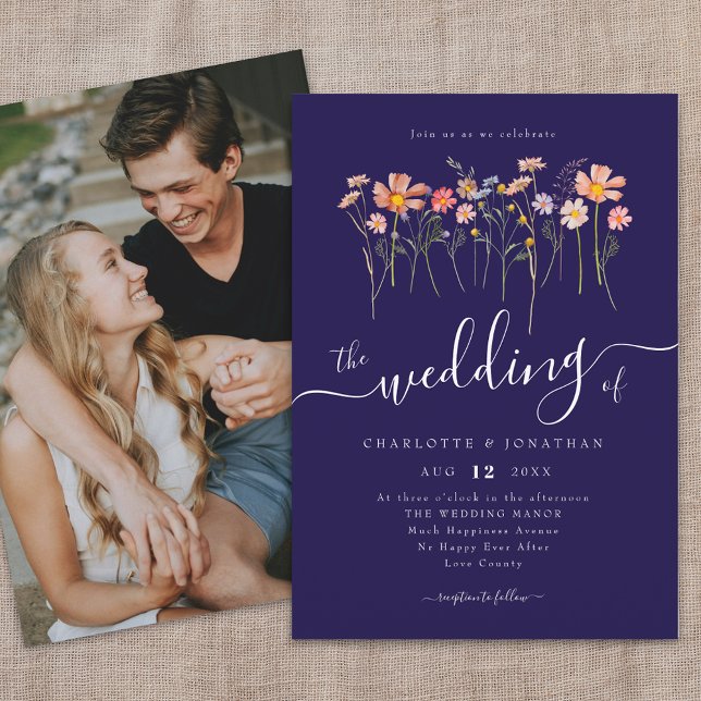 Convite Marinho de Fotografia do Script de Sombra de Flore (Wildflower meadow fall florals photo navy blue and white wedding invitation whimsical Elegant script)