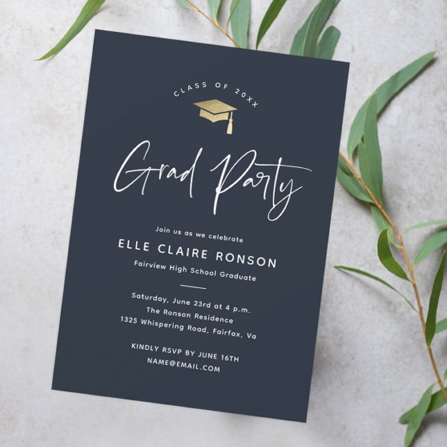 Convite Marinho de Script Simples Festa de formatura Azul (Modern script navy blue and gold graduation party invitation.)
