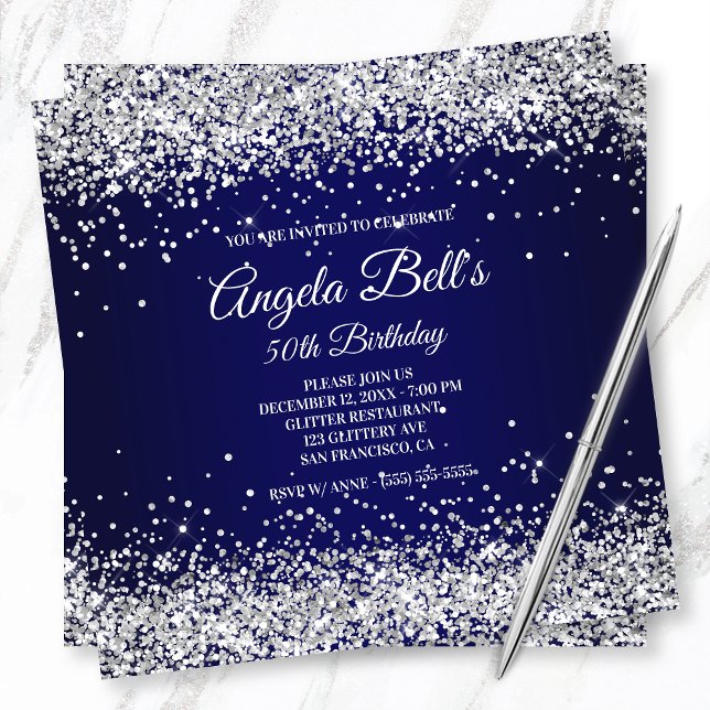 Convite Marinho do Faux Sparkly Silver Glitter Monogramas (Criador carregado)