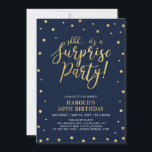 Convite MARINHO e DOURADO | Adulto 50ª Festa de aniversári<br><div class="desc">Celebre seu dia especial com este modelo na moda moderno convite de aniversário surpresa. Este design apresenta um confete texturado de ouro chic e caligrafia com fundo de marinho. Você pode personalizá-lo para qualquer idade ou evento.</div>
