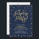 Convite MARINHO e DOURADO | Adulto 50ª Festa de aniversári<br><div class="desc">Celebre seu dia especial com este modelo na moda moderno convite de aniversário surpresa. Este design apresenta um confete texturado de ouro chic e caligrafia com fundo de marinho. Você pode personalizá-lo para qualquer idade ou evento.</div>