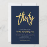 Convite MARINHO e DOURADO | Chic 30 aniversário de 30 anos<br><div class="desc">Celebre seu dia especial com este simples convite de festas na moda. Este design apresenta um script de pincel chic com um layout limpo na combinação de cores azul e ouro do marinho. Mais designs disponíveis no meu compro BaraBomDesign.</div>