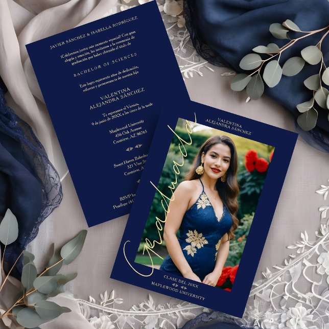 Convite Marinho espanhol Trendy Photo Script Typografia Fo (Spanish Navy Blue and White Trendy Photo Whimsical Script Typography Graduation Invitation Card. )