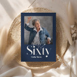 Convite Marinho mínimo moderno azul 60º aniversário<br><div class="desc">Marinho de fotografia simples,  mínimo e moderno,  azul e branco,  60.º convite de aniversário. Parte de uma coleção contemporânea.</div>