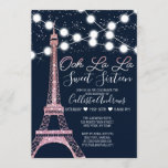 Convite Marinho Paris Eiffel Tower Glitter Lights Sweet 16<br><div class="desc">Este convite de aniversário giro e chique, doce dezesseis, é perfeito para um evento de tendências e na moda. Ele apresenta uma falso rosa cor-de-rosa brilhante Torre Eiffel Paris com luzes brancas luminosas suspensas e um confete cintilante prateado sobre um fundo azul de marinho abstrato. Também inclui a citação popular,...</div>