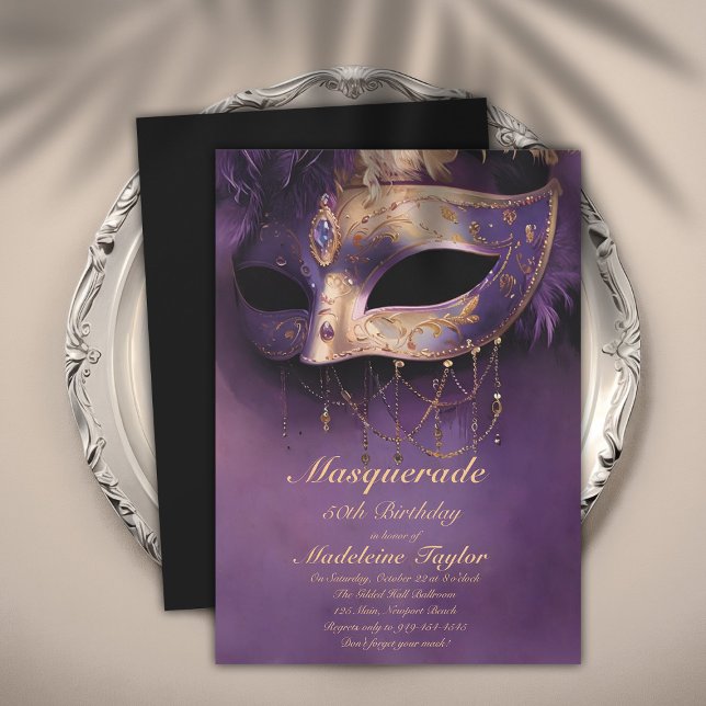Convite Máscara de Veneza Dourada mascarada púrpura 50º An (masquerade 50th birthday party invitation glamorous antique gold purple venetian mask elegant modern)