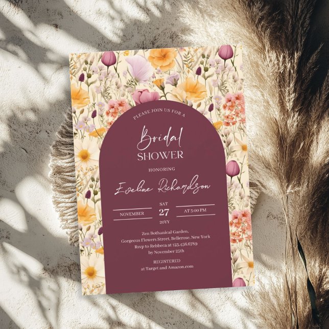 Convite Mauve de aquarela de arco de boho e flores silvest (Boho arch watercolor mauve and yellow wildflowers invitation)
