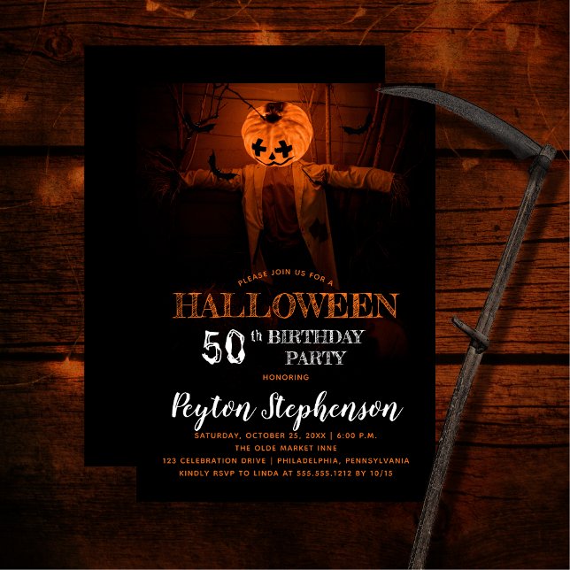 Convite Meia-Festa de aniversário do Halloween de Pumpkin (Creepy barn scene pumpkin scarecrow adult Halloween 50th Birthday Party Invitation)
