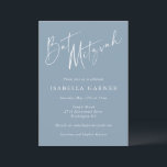 Convite Menina de Bat Mitzvah Azul Empolado Escrito Branco<br><div class="desc">Este convite de bat mitzvah apresenta "Bat Mitzvah" em uma grande e fluida escrita branca no topo de um fundo azul empoeirado, com o nome da homenageada em letras maiúsculas brancas em negrito e todos os detalhes da cerimônia e recepção em tipo itálico limpo abaixo. Há também espaço para os...</div>