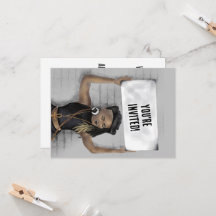 Menina negra segurando uma placa