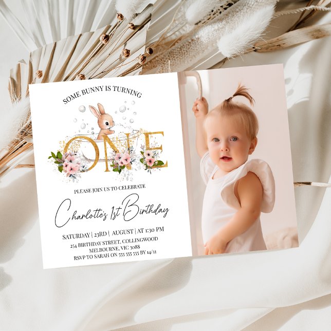 Convite Meninas Douradas Palavras Florais Alguns primeiros (Some Bunny 1st Birthday Invitation Girl, Bunny Themed First Birthday Invitation, Gold One, Floral)