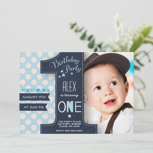 Convite Menino aniversariante quadro-negro Um Primeiro (Em pé/Frente)