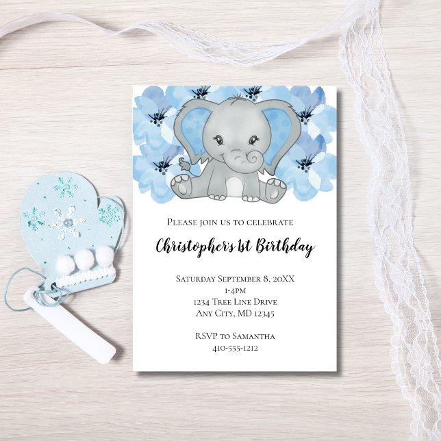 Convite Menino Azul Elefante Flores Primeiro Aniversário  (Blue Elephant and Flowers Baby Boy 1st Birthday Invitation.)