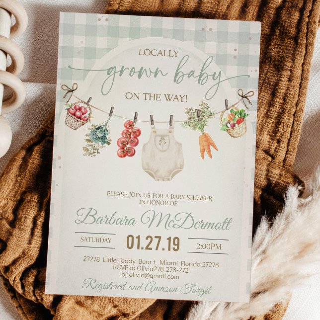 Convite Mercado de chás de fraldas cultivados localmente (Rustic farmers market baby shower setup with fresh fruit decorations, wooden crates, and natural col)