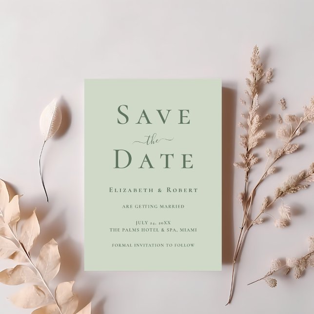 Convite Minimalista Moderno Suave Verde Salva a Data (Modern Minimalist Soft Sage Green Save the Date Invitation on a table with blush pink flowers.)