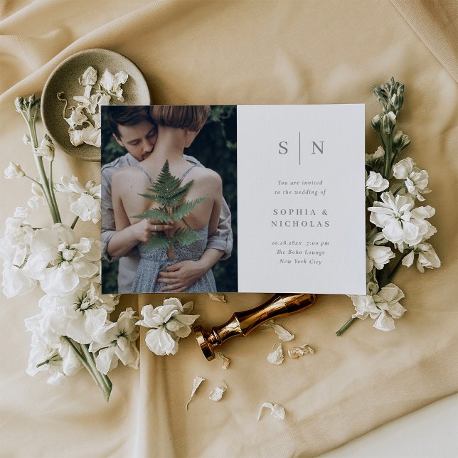 Convite Mínimo e Chic | Branco com Casamento Fotográfico S (A simple, elegant white wedding invitation with sage green text and your photo)