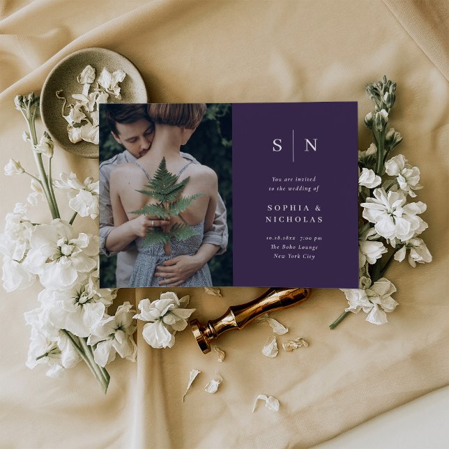Convite Mínimo e Chic | Casamento de Fotografias Roxo (A colorful, classic purple wedding invitation with your photo and monogram)