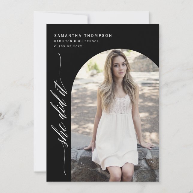 Convite Mínimo Negro Ela Fez Isso Graduando Foto Inv (Frente)