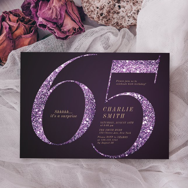 Convite Minúscula moderna brilho roxo 65 anos (Modern minimalist purple glitter 65th birthday invitation)