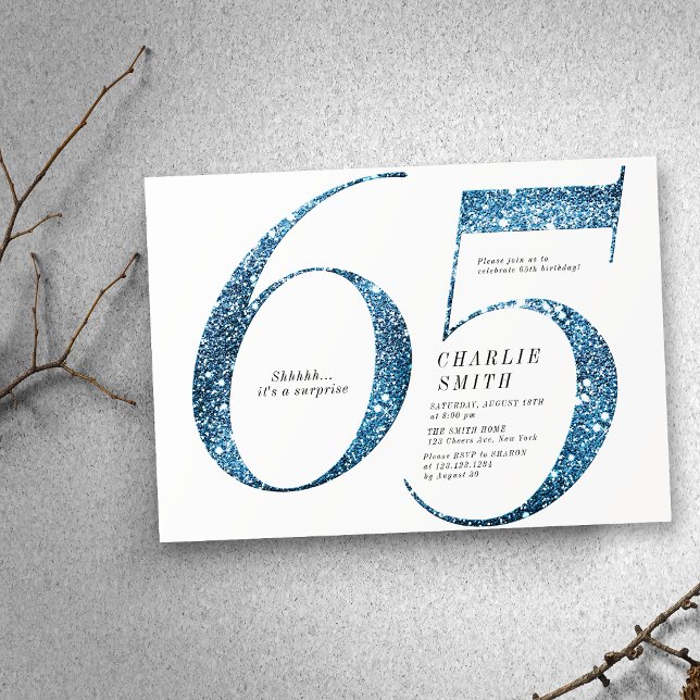 Convite Minúsculo moderno brilho azul azul brilhante 65 an (Modern minimalist faux blue glitter 65th birthday invitation)