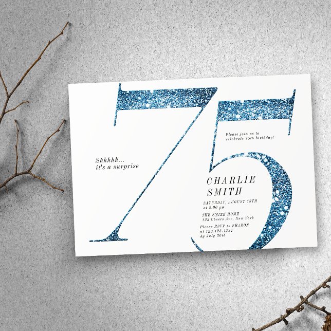 Convite Minúsculo moderno brilho azul azul brilhante 75 an (Modern minimalist faux blue glitter 75th birthday invitation)