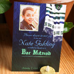 Convite Mitzvah para Bar de Talentos Azul e Verde<br><div class="desc">Anuncie seu Bar Mitzvah com xícaras de oração vívidas sobrepondo textura azul escura e verde de derrame de pincel. Cartões RSVP azuis vívidos com talentos distribuídos e rolagem Torah, etiquetas de endereço de retorno e outros acessórios do Bar azul e/ou verde Mitzvah completarão a busca por uma celebração tradicional moderna....</div>