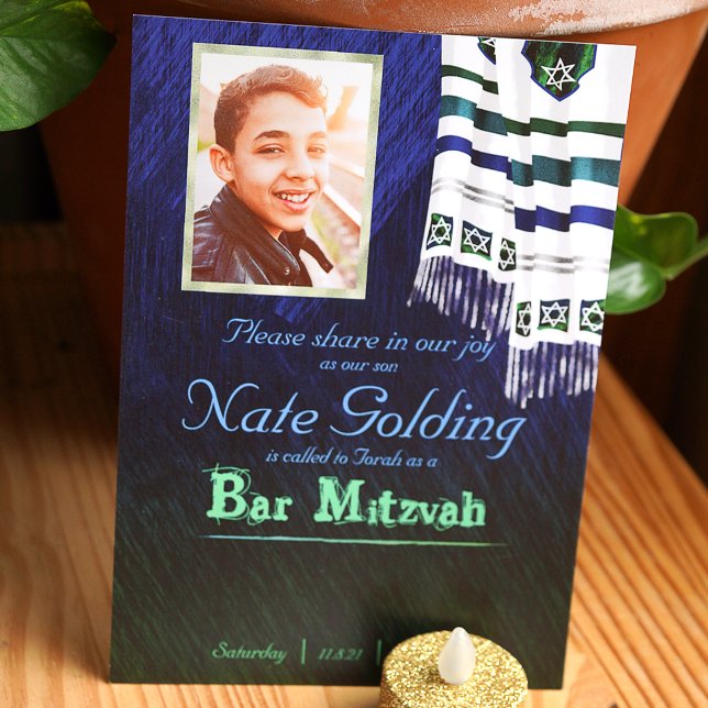 Convite Mitzvah para Bar de Talentos Azul e Verde (Dark blue and green bar mitzvah invitation with striped tallit with blue green stripes)