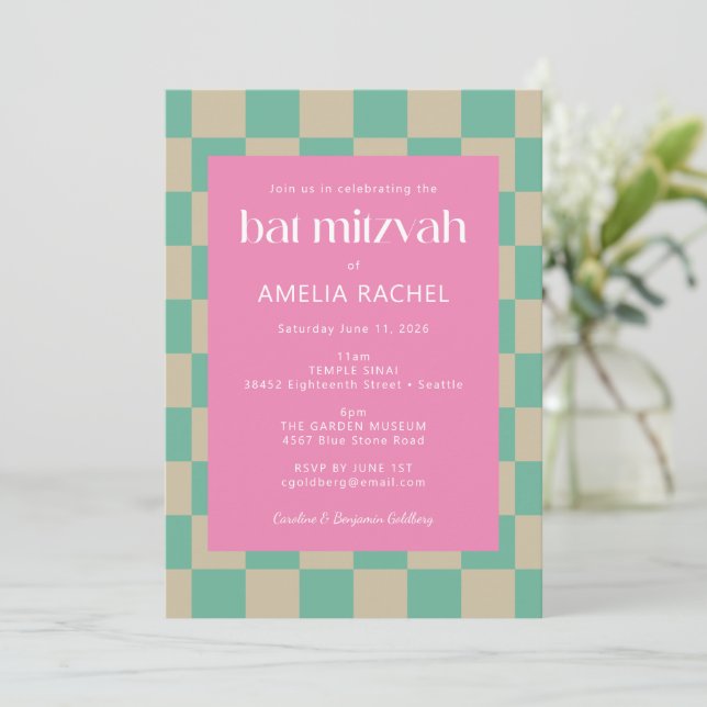 Convite Mod Pink Mint Green Checkerboard Bat Mitzvah RSVP (Em pé/Frente)