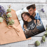Convite MOD V Photo Bold Salvar Data - Mais Escuro<br><div class="desc">Enviar Luxo, Chic & Bold Salve as Datas com este molde do MOD V Photo Salvar a Data - Design mais Escuro. Funciona bem para fotos que requerem ou querem um fundo mais escuro. Consulte a opção Salvar a Coleção de Datas nº 2 para obter uma parte inferior mais leve...</div>