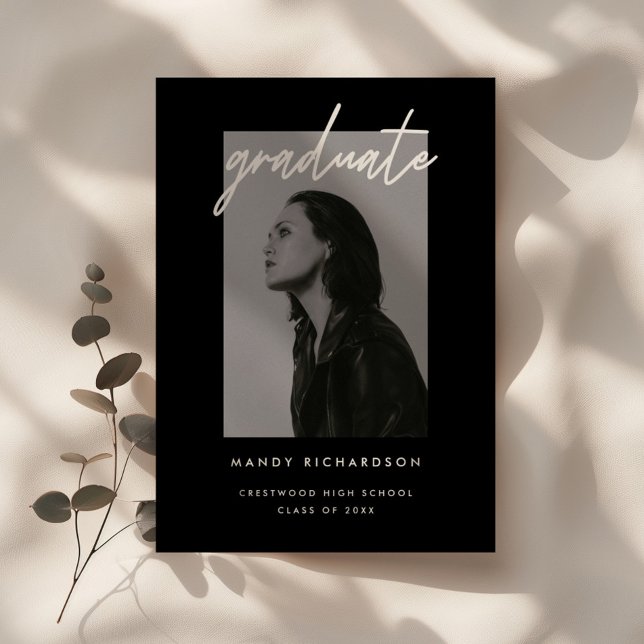 Convite Modern Black White Script Photo Graduation Party (Criador carregado)