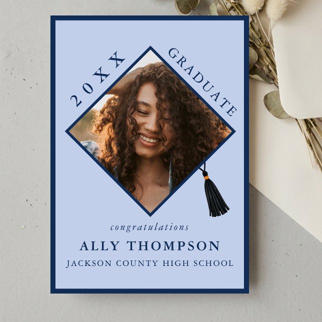 Convite Modern Blue Graduation Cap Photo Announcement (Modern Blue Graduation Cap Photo Announcement)