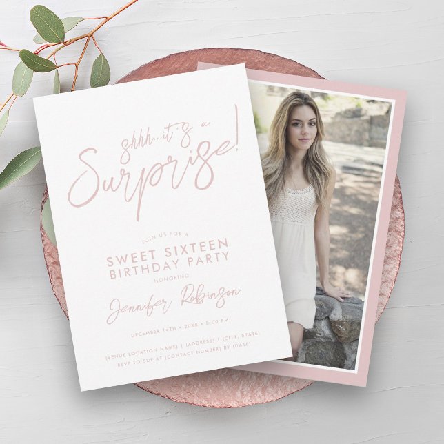 Convite Modern Blush & White Photo Surprise Sweet 16 (Modern Blush & White Photo Surprise Sweet 16 Invitation)