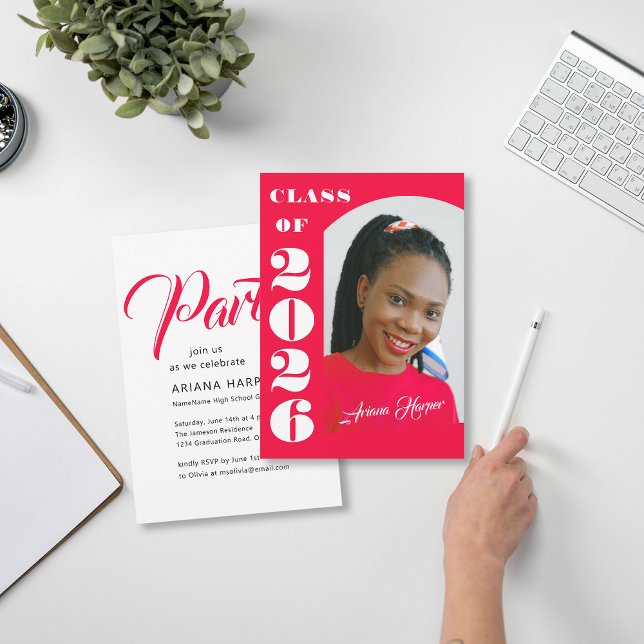 Convite Modern Bold Script Pink Graduation Party (Criador carregado)