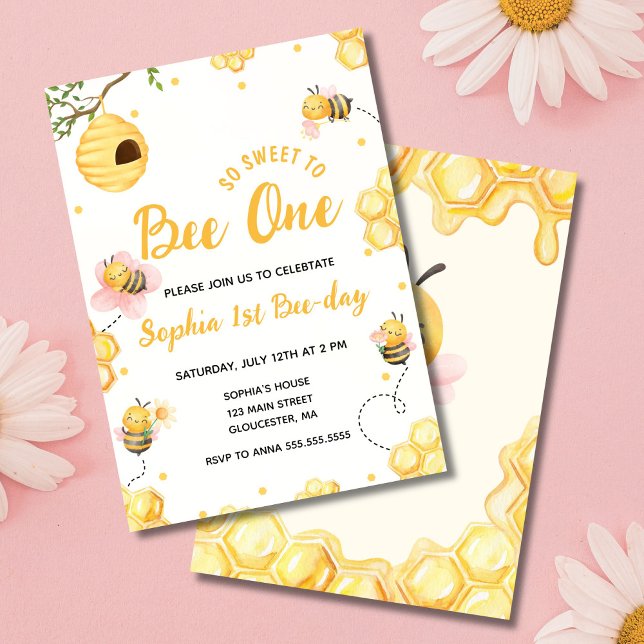 Convite Modern Cute É tão doce de ser o primeiro aniversár (So Sweet to Bee One birthday invitation with cute bees and honeycomb accents)