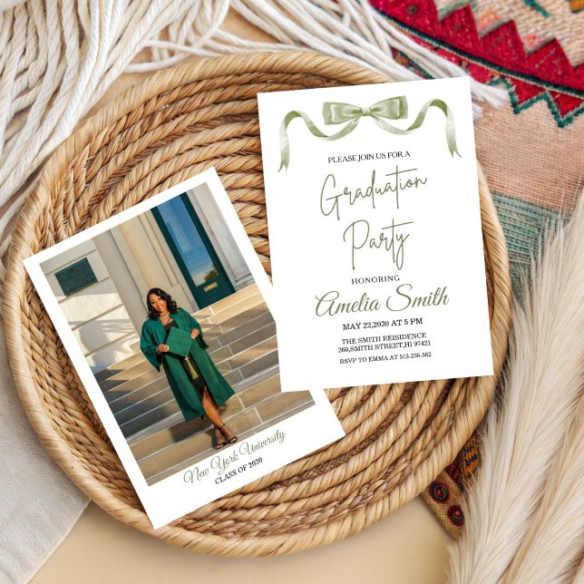 Convite Modern Green Bow Graduation Class of 2026 Photo (Criador carregado)