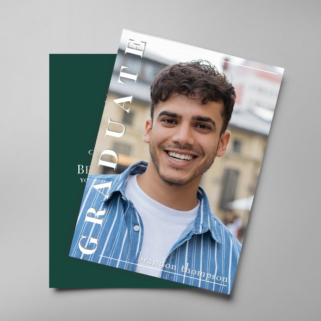 Convite Modern Green Vertical Name Graduation Photo Card (Modern green graduation photo card with vertical graduate text and party details on back.)
