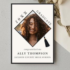 Convite Modern Ivory Graduation Cap Photo Announcement