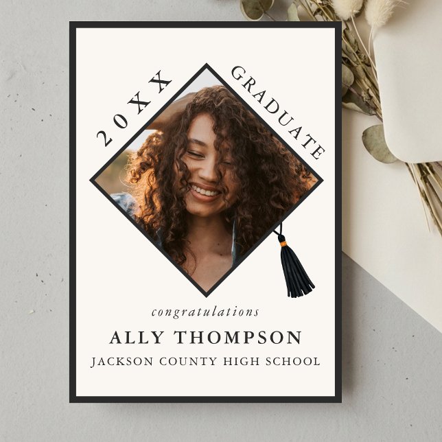 Convite Modern Ivory Graduation Cap Photo Announcement (Modern Ivory Graduation Cap Photo Announcement)