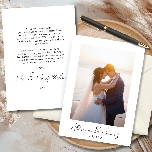 Convite Modern Minimal Just Married Photo Announcement (Elegant wedding announcement card set featuring a couple kissing at sunset.)