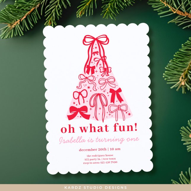 Convite Modern Pink Red Tree Bow First Birthday (Invitation shown in 5 x 7 inches with a scallop frame. Personalize and choose paper and corner style)