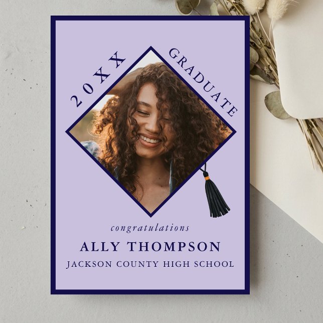 Convite Modern Purple Graduation Cap Photo Announcement (Modern Purple Graduation Cap Photo Announcement)