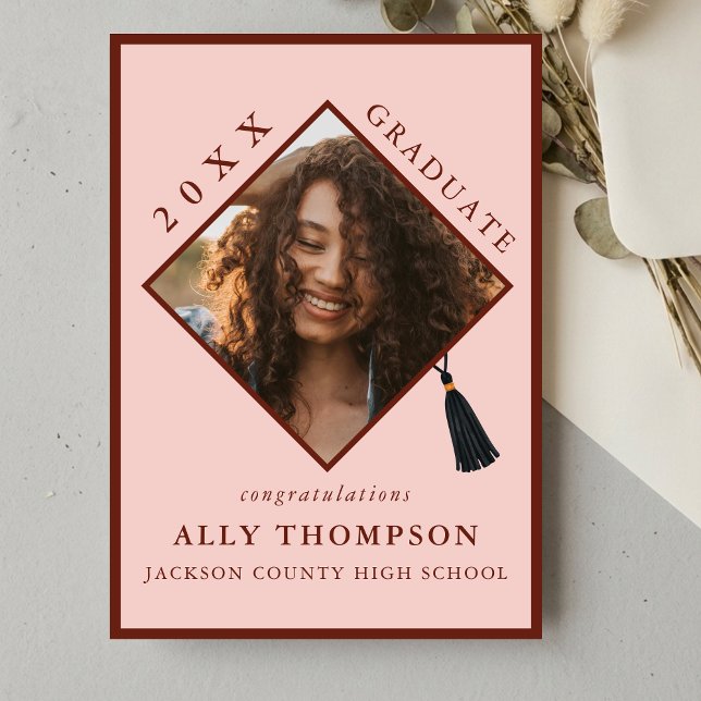 Convite Modern Red Graduation Cap Photo Announcement (Modern Red Graduation Cap Photo Announcement)