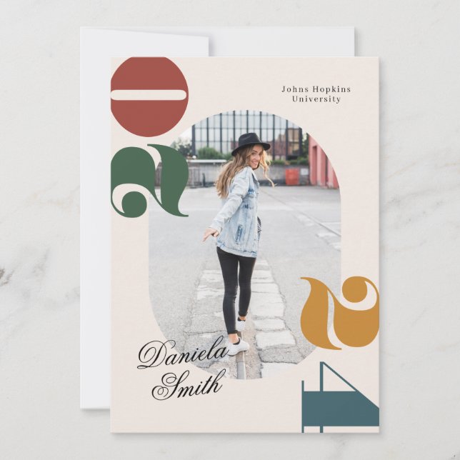 Convite Modern Retro & Bold Class of 2024 Graduation (Frente)