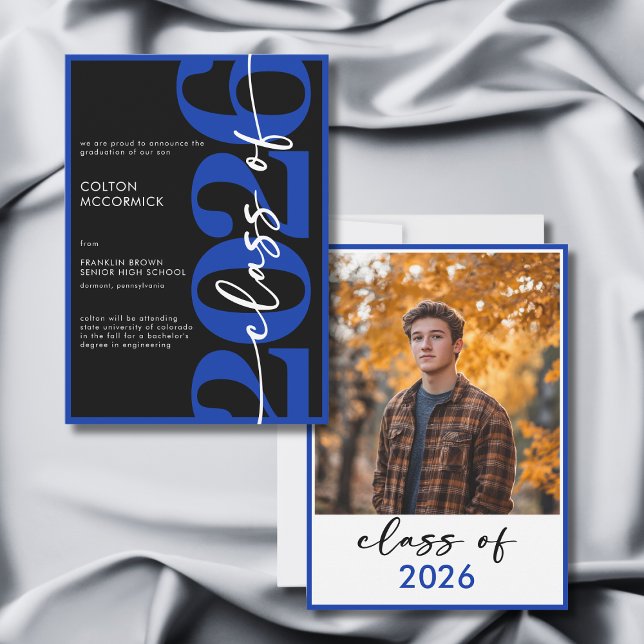 Convite Modern Royal Blue Typography Grad Announcement (Modern Royal Blue Typography Grad Announcement)