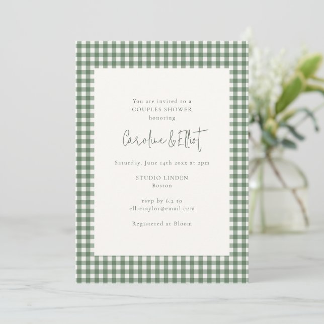 Convite Modern Sage Green Gingham Plaid Couples Shower (Em pé/Frente)