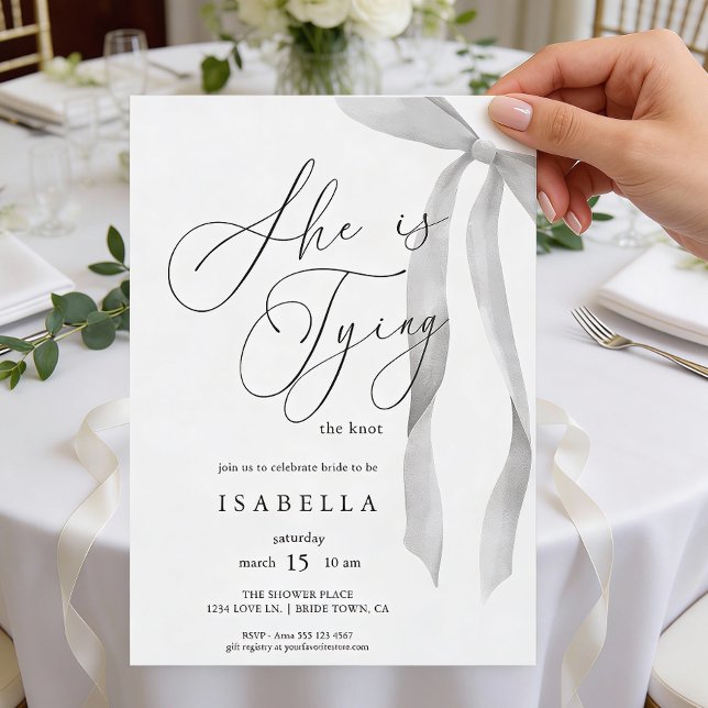 Convite Modern She's Tying The Knot Bow Bridal Shower (Front of invite shown in 5 x 7 inches, choose size, paper, and corner style.
)