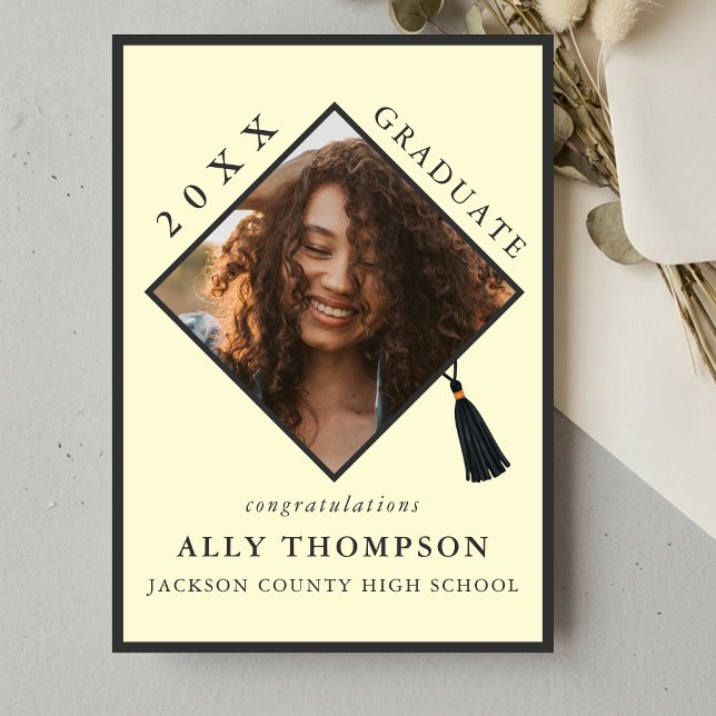 Convite Modern Yellow Graduation Cap Photo Announcement (Modern Yellow Graduation Cap Photo Announcement)