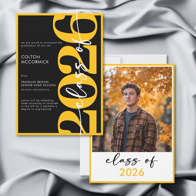 Convite Modern Yellow Typography Graduation Announcement (Modern Yellow Typography Graduation Announcement)