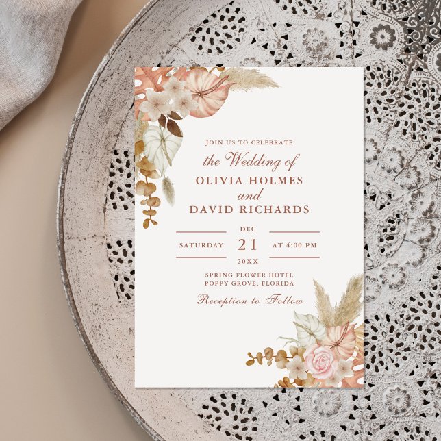 Convite Moderno Casamento Floral Boho Chic com Grama Pampa (Modern Boho Chic Floral Pampas Grass Wedding Invitation on a beautiful neutral boho plate.)